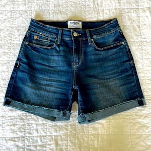 WOMENS DENIZEN FROM LEVIS MID RISE STRETCH JEAN SHORTS SIZE 2-W26